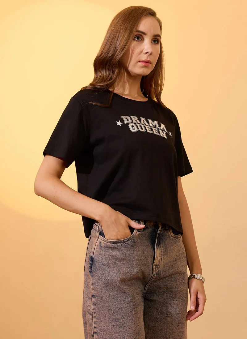 جلو باص تيشيرت كروب نسائي أسود بطباعة جرافيك بياقة دائرية وأكمام قصيرة من جلوبس